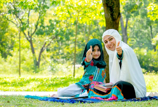Mulher Muçulmana Show Menina Bate Até Câmera Durante Leitura Alguns — Fotografia de Stock