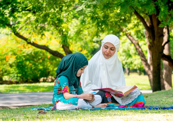 Mãe Muçulmana Ensina Sua Filha Ler Livros Religião Para Entender — Fotografia de Stock