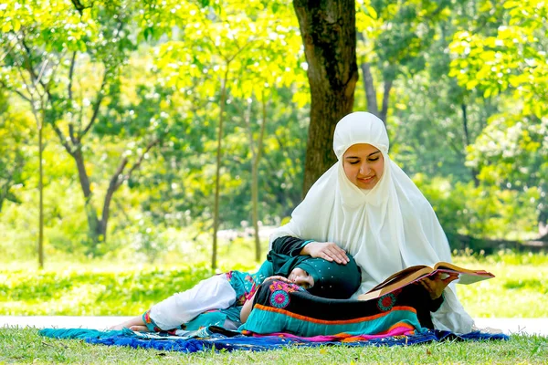 Mãe Muçulmana Leu Livros Religião Enquanto Filha Deitou Colo Eles — Fotografia de Stock