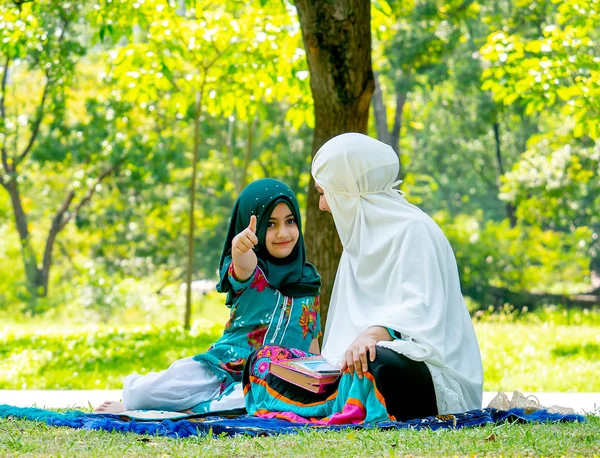 Mulher Muçulmana Olhar Para Seu Filho Menina Show Thumps Até — Fotografia de Stock