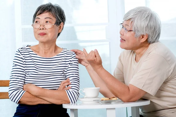 Одна Азиатская Пожилая Женщина Пытается Примириться Другой Время Чая Около — стоковое фото