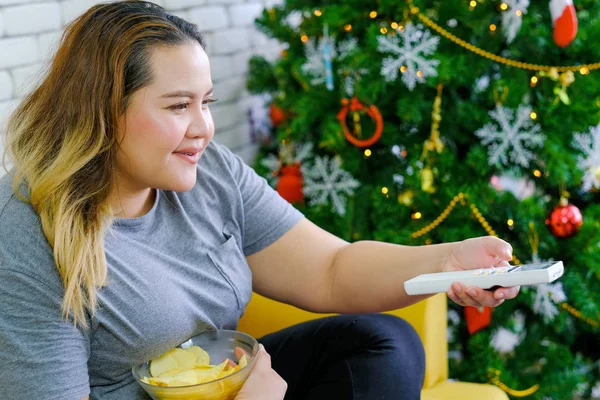 Fat Girl Está Comendo Batatas Fritas Assistindo Sua Casa Durante — Fotografia de Stock