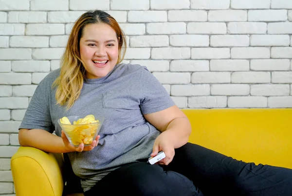 Chica Gorda Con Camiseta Gris Está Comiendo Papas Fritas Sentado —  Fotos de Stock