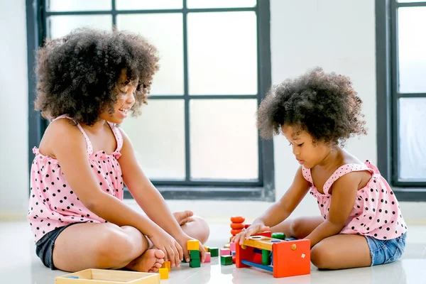 Duas Jovens Meninas Africanas Jogar Brinquedos Juntamente Com Foco Principal — Fotografia de Stock