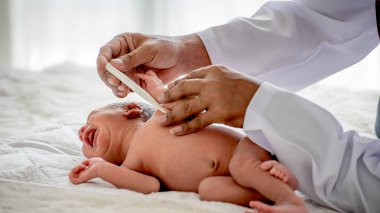 Doktor ellerinin yumuşak bulanıklık görüntüsü kontrol veya tedavi sürecinde termometre ölçmek yenidoğan bebek sıcaklığı kullanın.