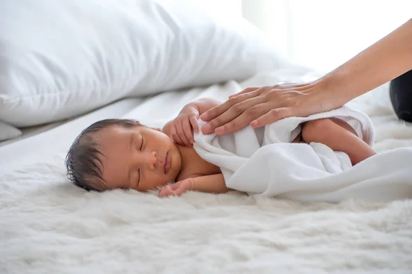 Zachte Vervaging Van Moeder Hand Voorzichtig Aanraken Haar Baby Wit — Stockfoto