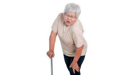 Bir Asya yaşlı kadın diz ağrısı eylem ifade ve kopya alanı ile beyaz arka plan üzerinde izole.