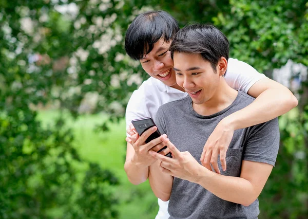 Ásia Gay Casal Olhar Para Inteligente Telefone Juntos Sorriso Varanda — Fotografia de Stock