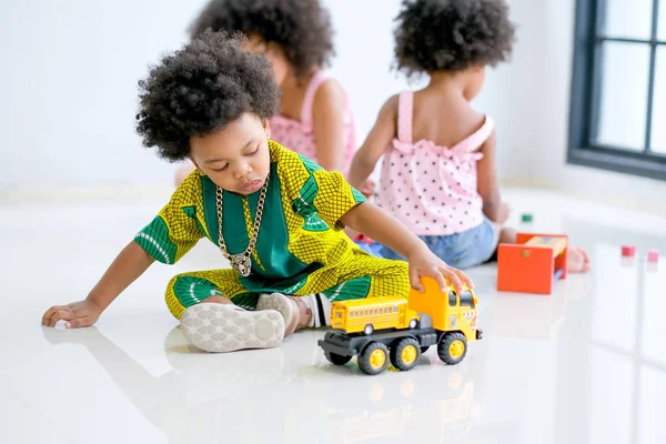 Menino Raça Mista Africano Está Brincando Com Brinquedos Caminhão Frente — Fotografia de Stock