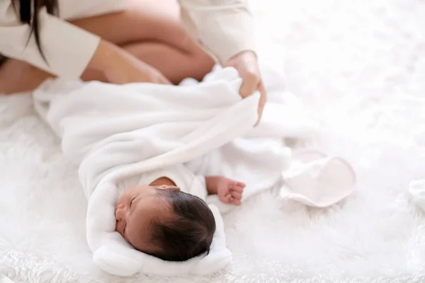 Bebê Recém Nascido Estava Enrolando Com Pano Branco Por Sua — Fotografia de Stock