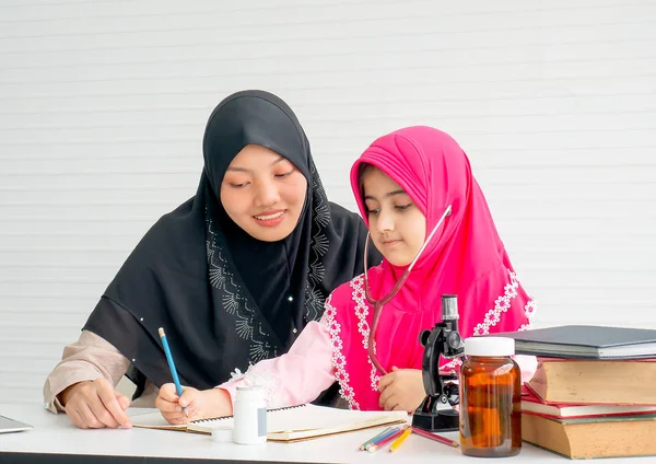 Mãe Muçulmana Ensina Sua Filha Aprender Sobre Ciência Saúde Sala — Fotografia de Stock