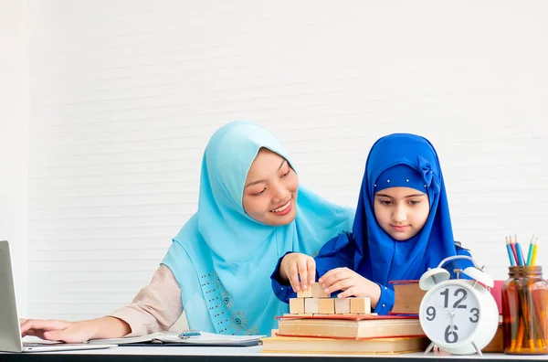 Mãe Muçulmana Sua Filha Com Hijab Azul Brincam Brinquedos Juntos — Fotografia de Stock