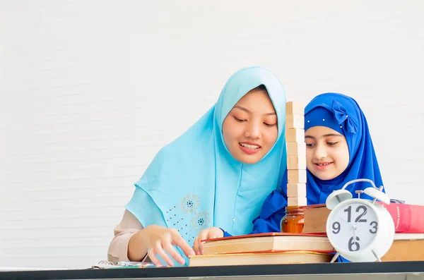 Mãe Muçulmana Sua Filha Com Hijab Azul Brincam Brinquedos Juntos — Fotografia de Stock
