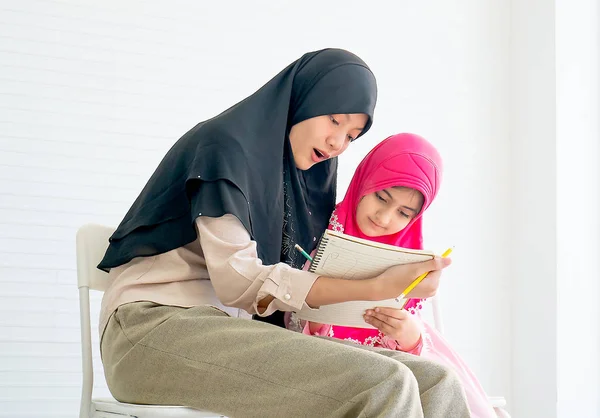 Mãe Muito Muçulmana Ensinar Lição Casa Para Sua Filha Com — Fotografia de Stock