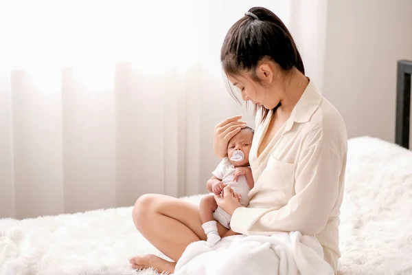 Soft Blur Image Beautiful Asian Mother Hold Her Newborn Baby — Stock Photo, Image