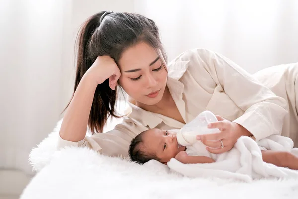 Beautiful Asian Mother Lie White Bed Give Milk Her Newborn — Stock Photo, Image