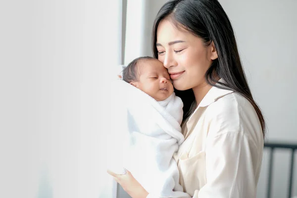 White Shirt Asian Mother Kissing Her Newborn Baby Bedroom Front — Stock Photo, Image