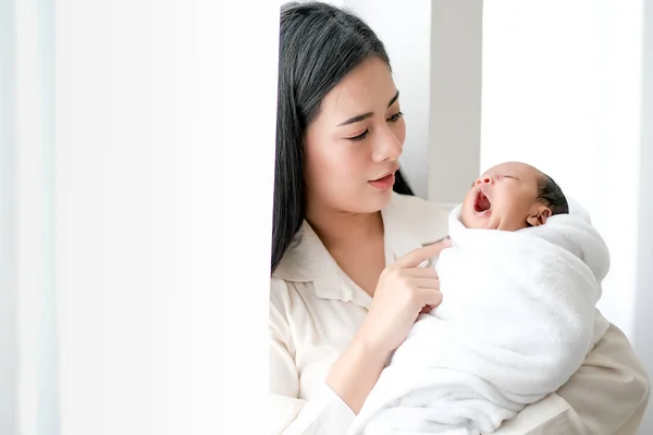 Beautiful Asian Mother Look Her Newborn Baby Yawn Front White — Stock Photo, Image