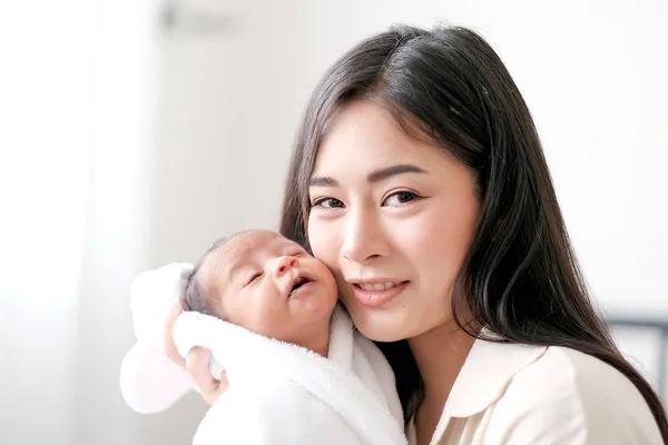 Beautiful Asian Mother Hold Her Newborn Baby Touch Her Face — Stock Photo, Image