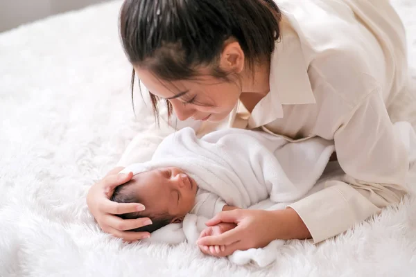 Aziatische Moeder Touch Hoofd Van Haar Pasgeboren Baby Met Emotie — Stockfoto