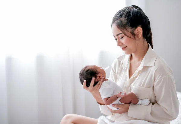 Asian Mother Hold Carry Her Newborn Baby Look Baby Face — Stock Photo, Image