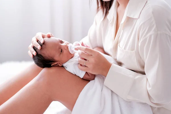 Pasgeboren Baby Met Speen Werd Haar Moeder Knieën Die Zitten — Stockfoto