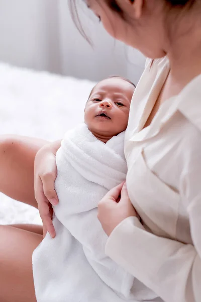 Neonato Stato Tenuto Suo Asiatico Madre Che Seduta Letto Guardare — Foto Stock