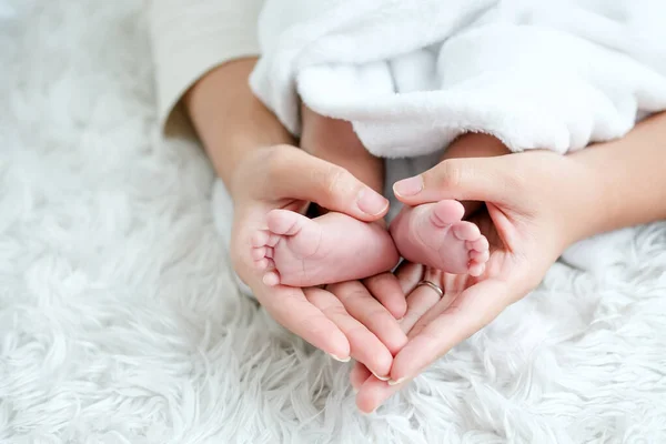 Mãe Mãos Segurar Seus Pés Recém Nascidos Bebê Definir Forma — Fotografia de Stock
