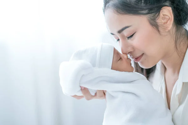 Close Shot Asian Mother Kiss Her Newborn Baby Front White — Stock Photo, Image