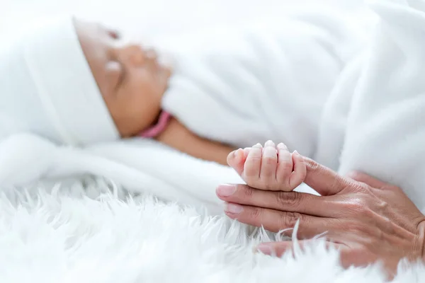 Close Belangrijkste Focus Pasgeboren Baby Hand Het Houden Van Vinger — Stockfoto