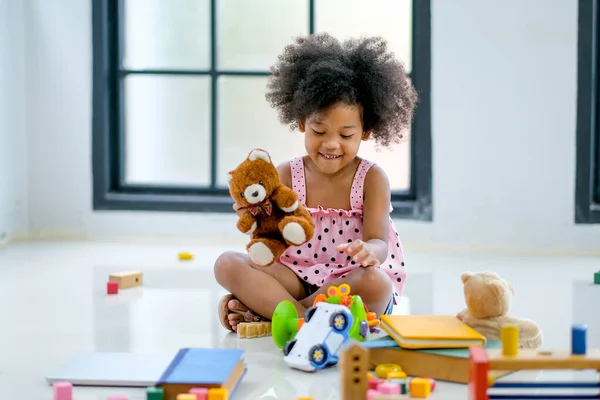 Uma Jovem Africana Meninas Jogar Brinquedos Olhar Divertido Desfrutar — Fotografia de Stock