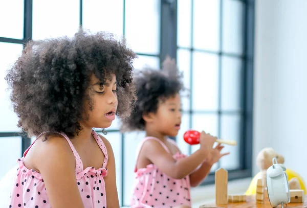 Två Unga Afrikanska Tjejer Spelar Leksaker Och Sjunger Sång Tillsammans — Stockfoto