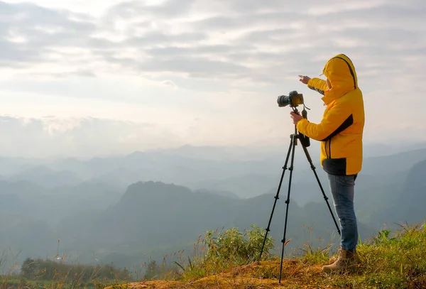 Der Fotograf Mit Der Gelben Jacke Steht Neben Seiner Kamera — Stockfoto