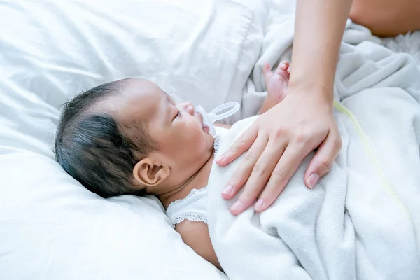 Asiatico Neonato Sta Dormendo Sul Letto Bianco Con Madre Mano — Foto Stock