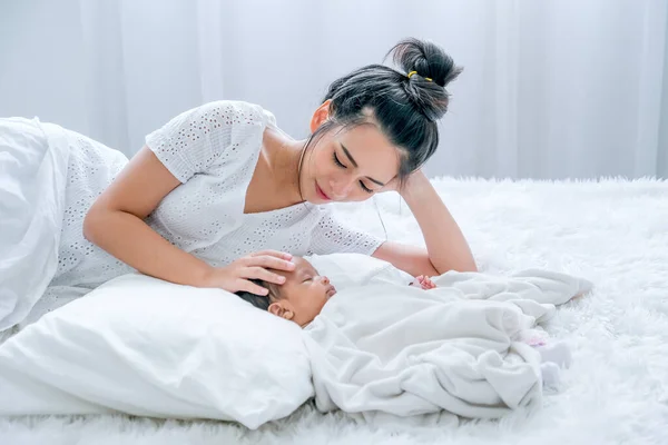 Young Asian Mother Lie White Bed Take Care Her Newborn — Stock Photo, Image