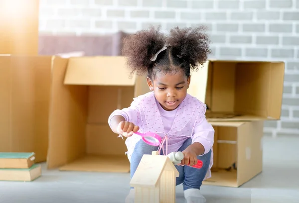 Uma Jovem Africana Meninas Americanas Jogar Brinquedos Olhar Divertido Desfrutar — Fotografia de Stock