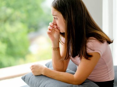 Güzel bir kadının portresi hüzünlü ve kasvetli duygularını ifade eder evinin cam pencerelerinin yanında oturur. Zihinsel sağlık sorunu kavramı, özellikle covid salgını sırasında çeşitli insanların başına gelebilir..