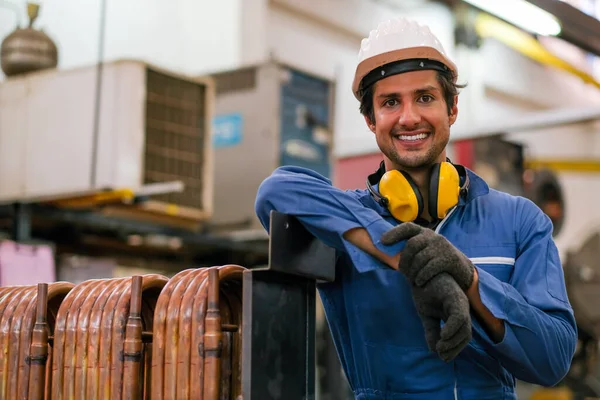 Fabrikarbeiter Stehen Der Nähe Von Kupferrohren Oder Rohren Und Lächeln — Stockfoto