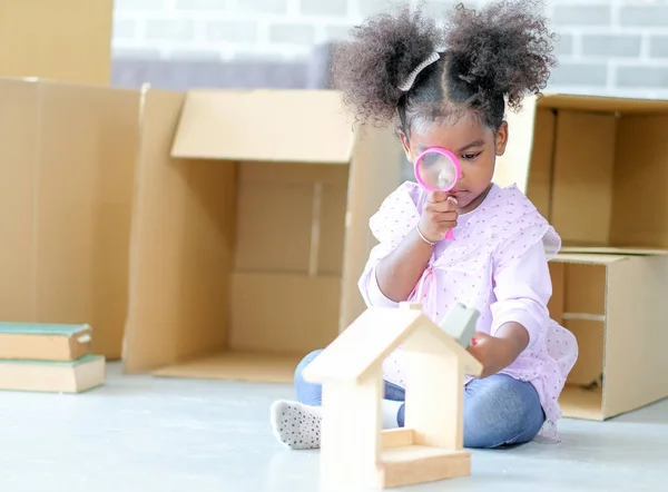 Afrikai Amerikai Kislány Játszani Nagyító Üveg Otthoni Modell Karton Mint — Stock Fotó