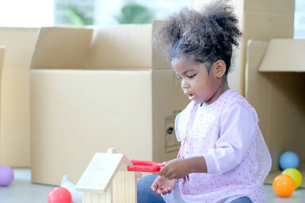 Menina Afro Americana Brincar Com Modelo Casa Com Caixa Papelão — Fotografia de Stock