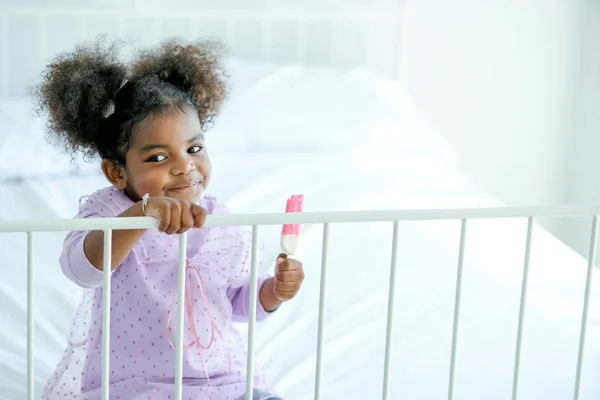 Kis Afro Amerikai Lány Tartja Fagylalt Tartsa Sín Ágy Boldognak — Stock Fotó