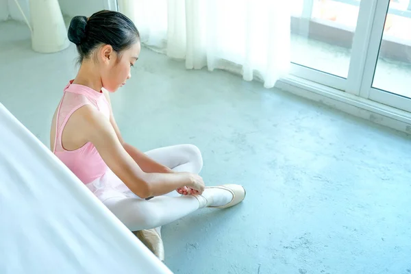Ballet Girl Atar Cordón Los Zapatos Prepararse Para Práctica Dormitorio —  Fotos de Stock