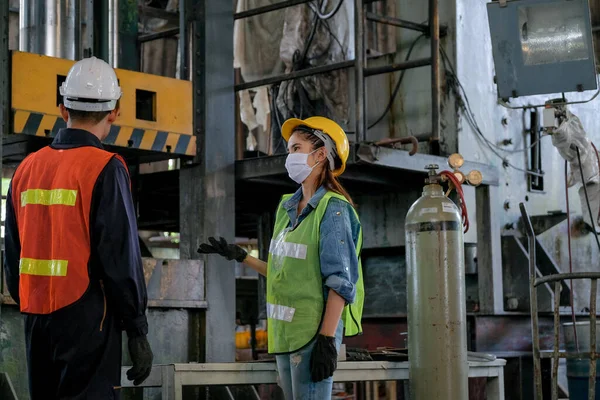 Fabriksarbetare Man Och Kvinna Med Hygienmask Diskuterar Tillsammans Framför Den — Stockfoto