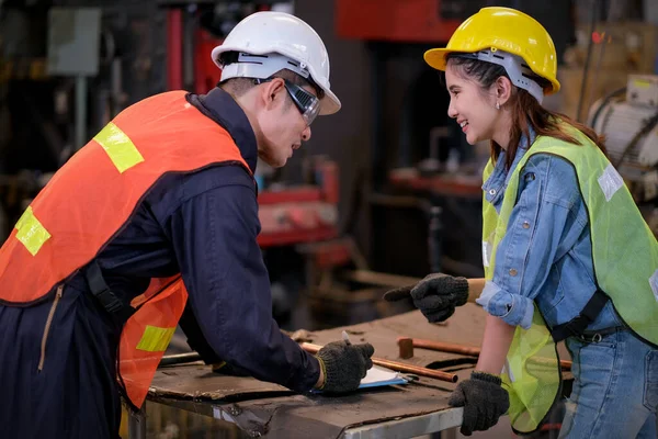 Techniker Oder Arbeiter Mann Und Frau Arbeiten Gespräch Über Ihre — Stockfoto