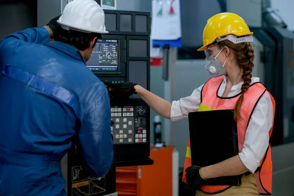 Fabrikarbeiterin Frau Mit Maske Zeigen Auf Den Monitor Der Maschine — Stockfoto