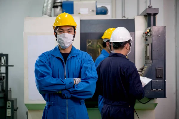 Fabriksarbetare Man Med Mask Och Säkerhet Uniform Stå Med Tillförsikt — Stockfoto