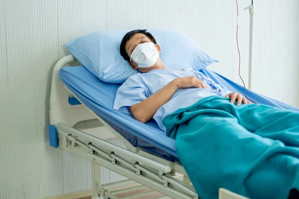Covid Fertőzött Beteg Arcmaszkkal Feküdt Ágyon Korlátozott Zárt Szobában Kórházban — Stock Fotó