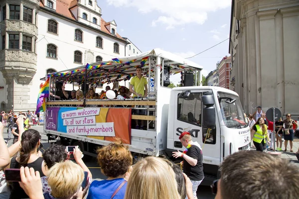 2015年7月11日 在德国慕尼黑参加同性恋骄傲日活动的人 — 图库照片