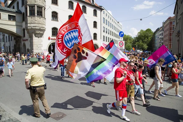 2015年7月11日 在德国慕尼黑参加同性恋骄傲日活动的人 — 图库照片