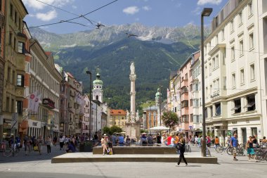 Spitalskirche ve St Anne 's sütun Maria Theresien sokak, Innsbruck, Tyrol, Avusturya görünümü.